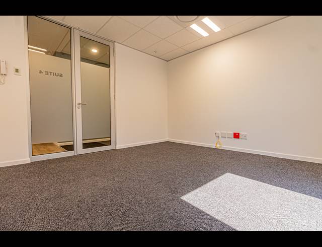 28M² SERVICED OFFICE TO LET IN VORNA VALLEY